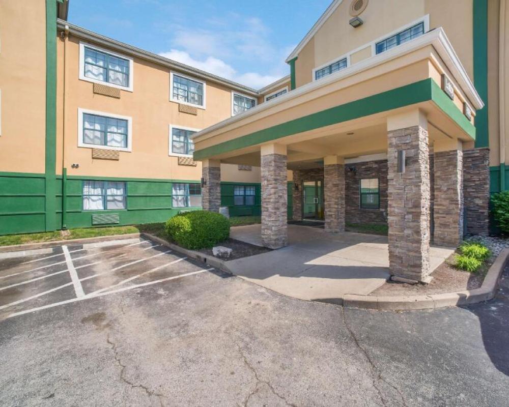 HomeTowne Studios by Red Roof St. Louis - Airport/ N Lindbergh