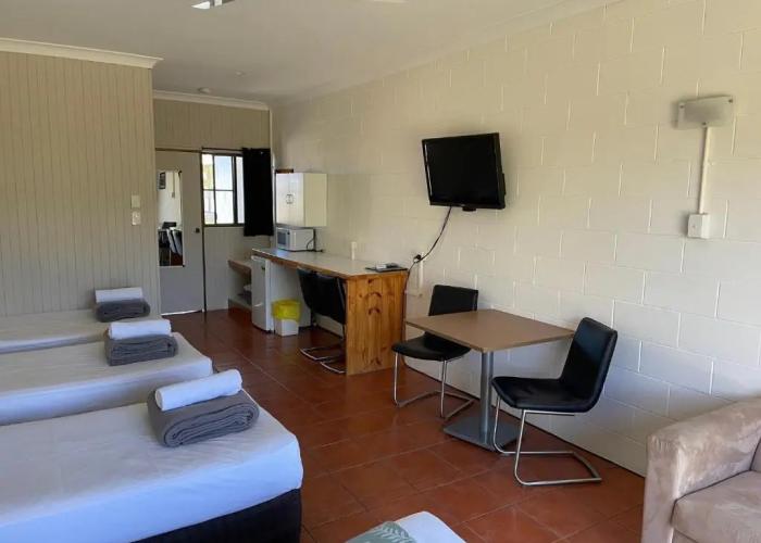 Birch Motel Bowen