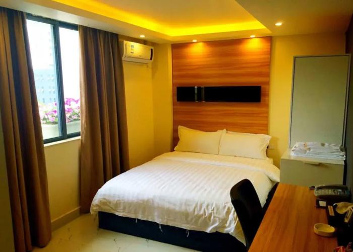 Lizhou Hotel (Gongbei Port Light Rail Station)
