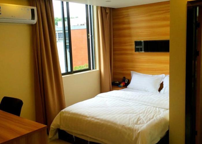 Lizhou Hotel (Gongbei Port Light Rail Station)