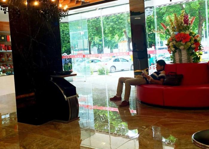 Lizhou Hotel (Gongbei Port Light Rail Station)
