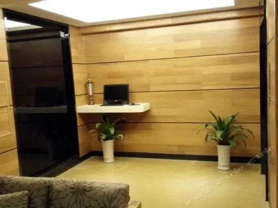 Lavande Hotels Zhuhai Gongbei Port Square Light Rail Terminal