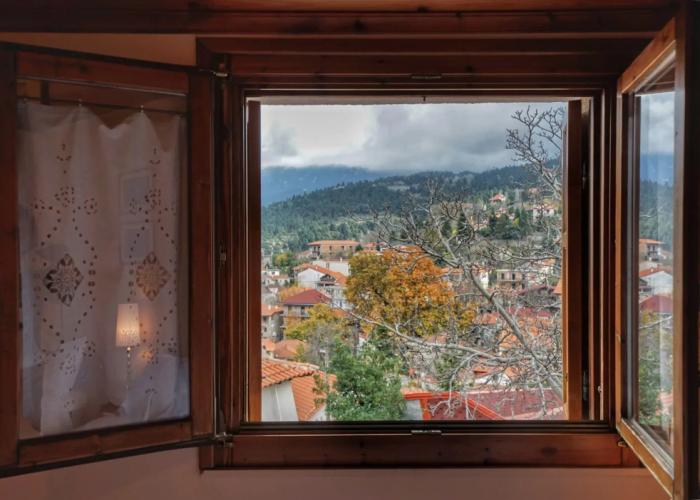 To Balcony tis Agorianis