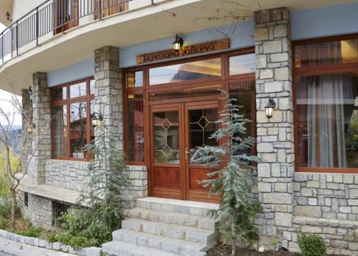 To Balcony tis Agorianis