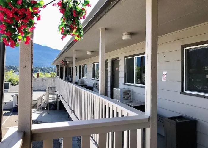 The Canterbury Inn of Downtown Invermere