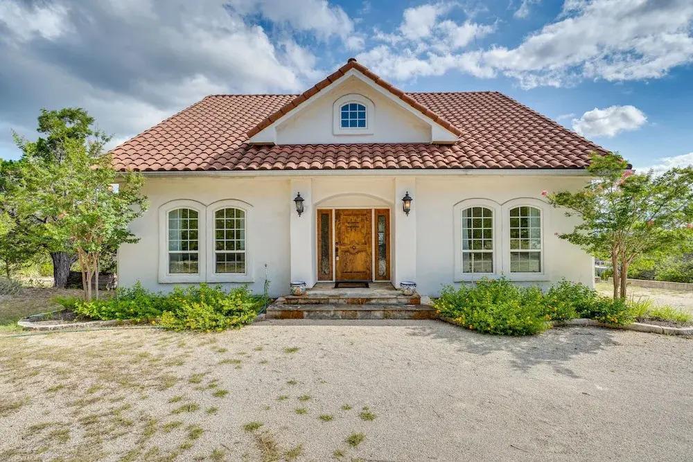 Jonestown Retreat w/ Deck: 6 Mi to Lake Travis!