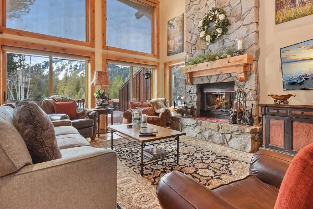 Wulf's Lodge at Olympic Valley Unwind in Hot Tub!