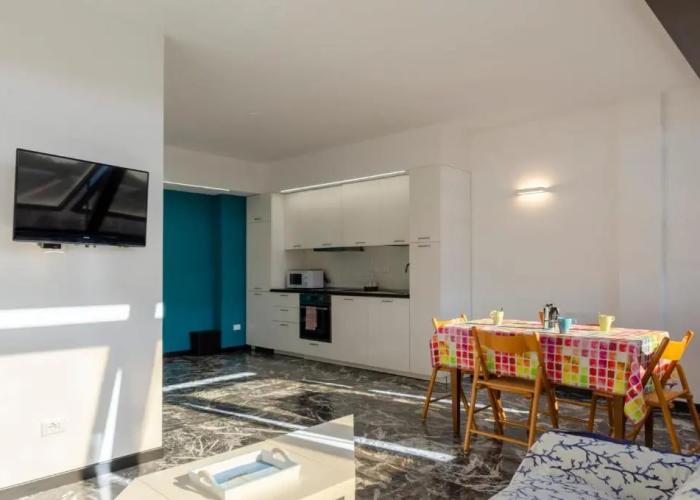 JOIVY Spacious Apt For 6, Near Train Station And Beach