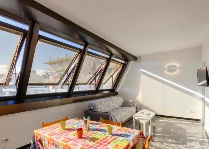 JOIVY Spacious Apt For 6, Near Train Station And Beach