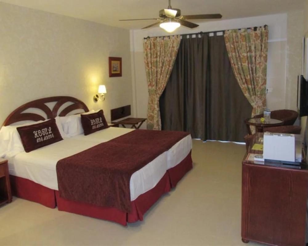 фото Hotel Los Arcos