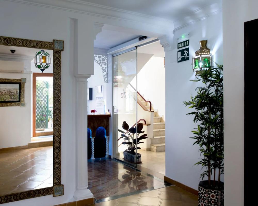 фото Hostal Alhambra