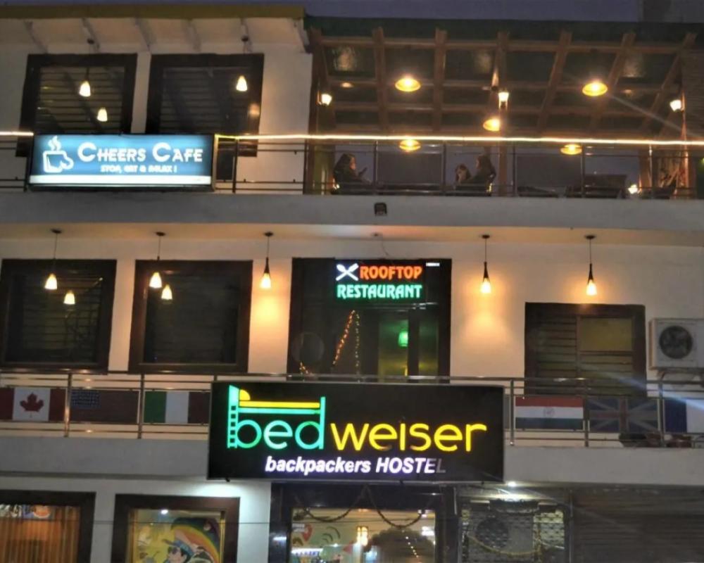 фото Bedweiser Backpackers Hostel