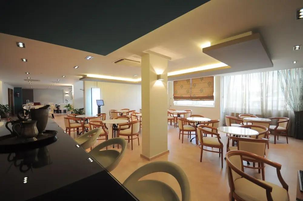 фото Saronis Hotel