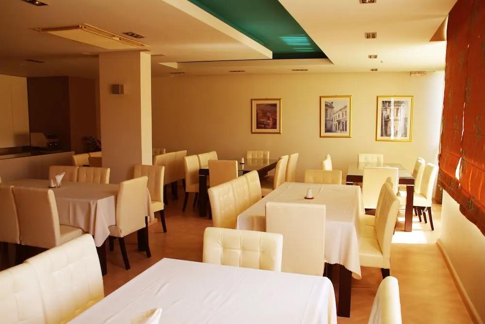 фото Saronis Hotel