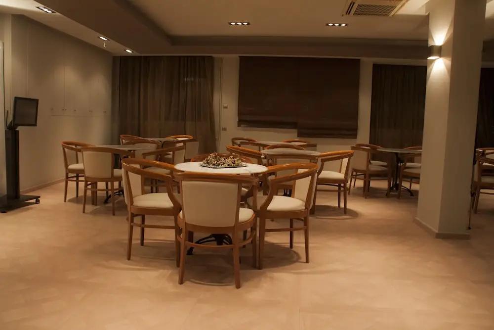 фото Saronis Hotel