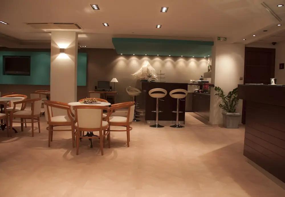 фото Saronis Hotel