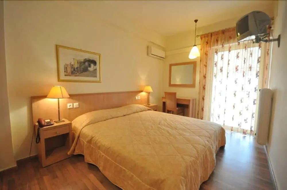 фото Saronis Hotel