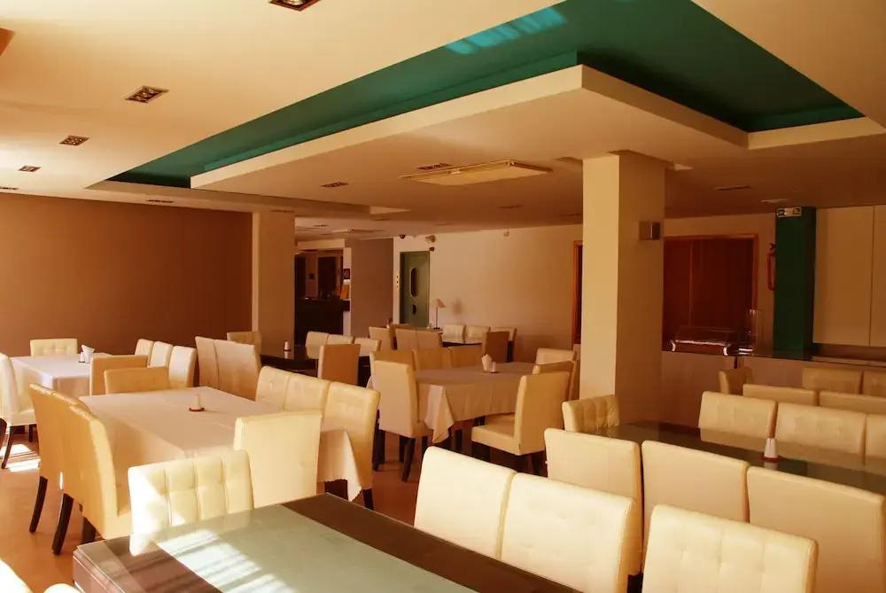 фото Saronis Hotel