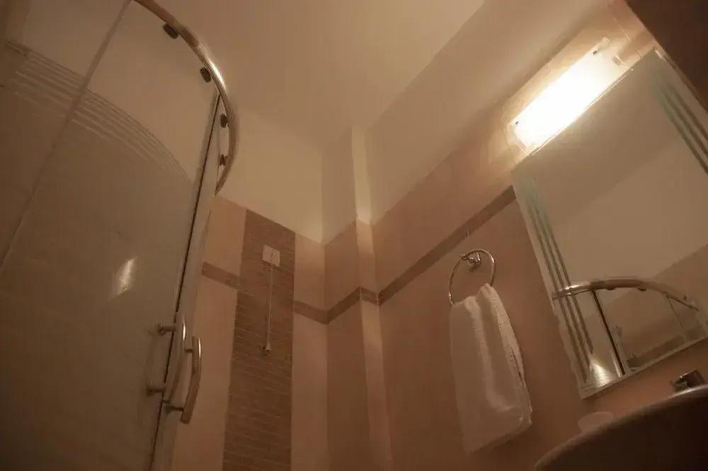 фото Saronis Hotel