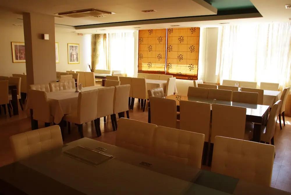 фото Saronis Hotel