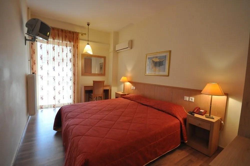 фото Saronis Hotel