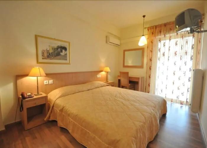 Saronis Hotel