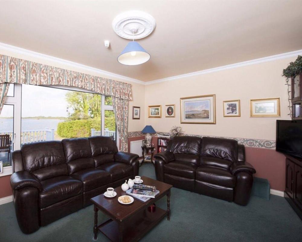 The Waterfront House Country Home