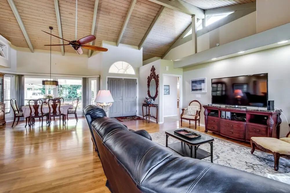 Honomu Home w/ Screened Lanai + Ocean Views!