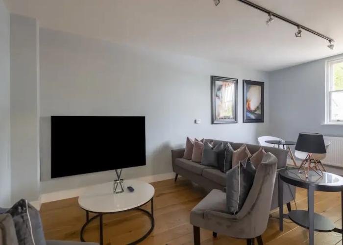 Luxurious Private One Bedroom Apartment