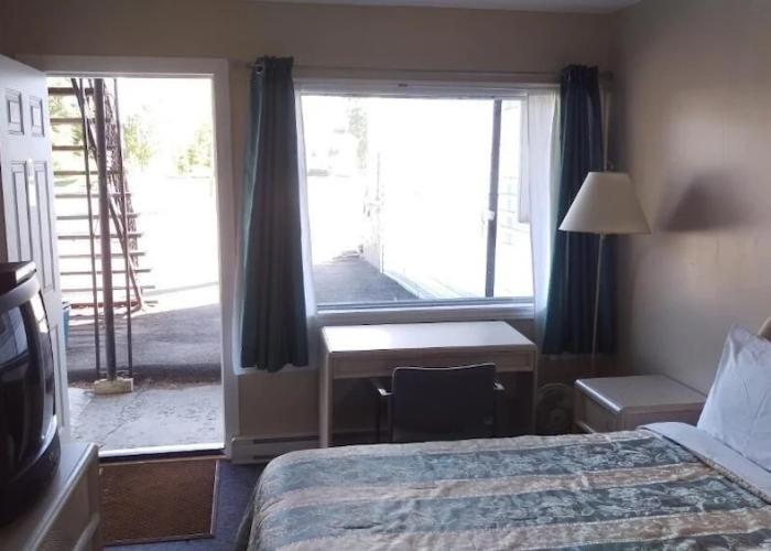 Bay Lake Inn (Frontiersman Motel)