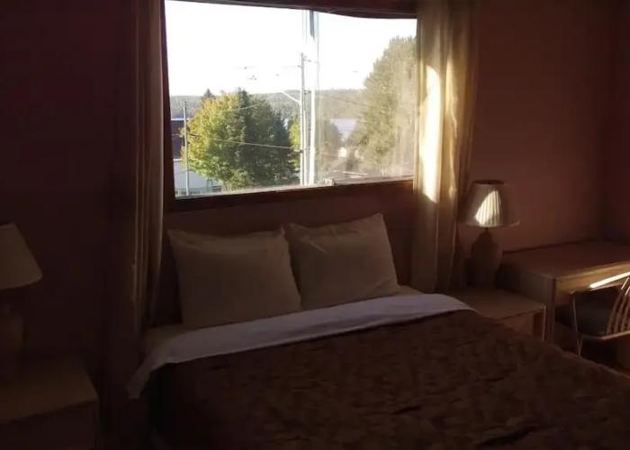 Bay Lake Inn (Frontiersman Motel)