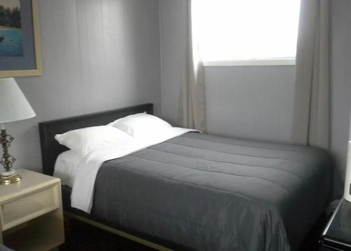 Bay Lake Inn (Frontiersman Motel)