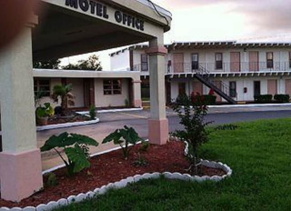 Nassau Holiday Motel