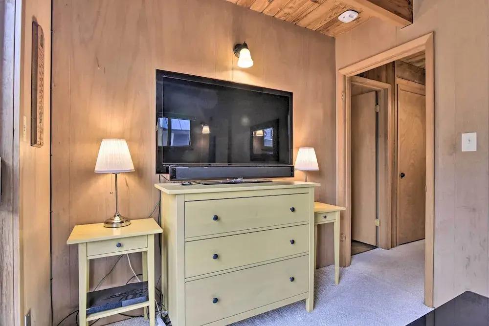 Inviting Mt Hood Cabin w/ Porch: 1 Mi to Skibowl!