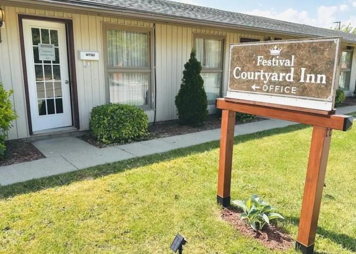 Festival Courtyard Inn