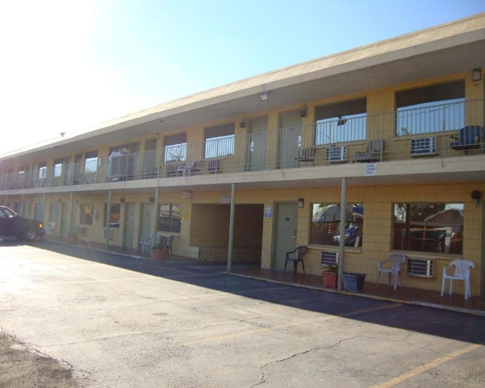 Townhouse Inn & Suites