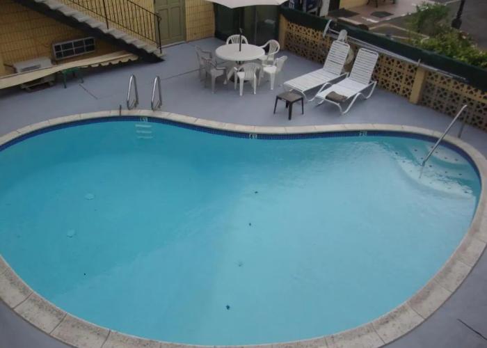 Townhouse Inn & Suites