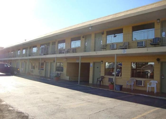 Townhouse Inn & Suites