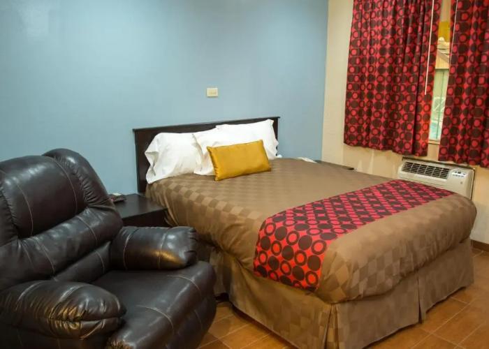 Townhouse Inn & Suites