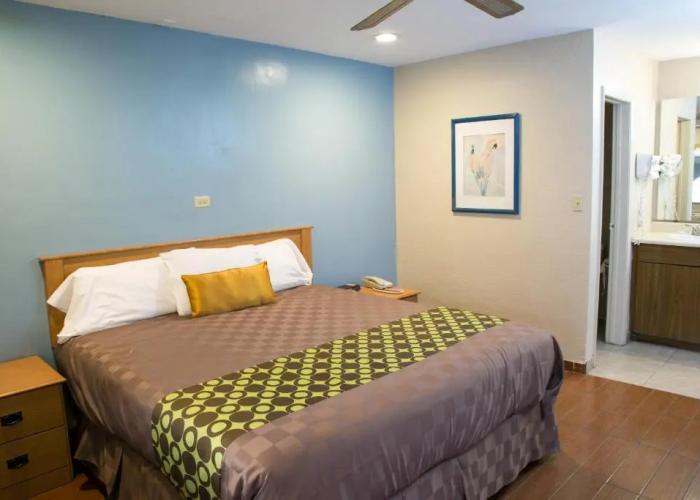 Townhouse Inn & Suites