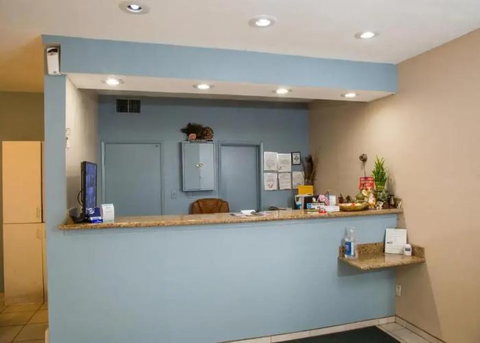 Townhouse Inn & Suites