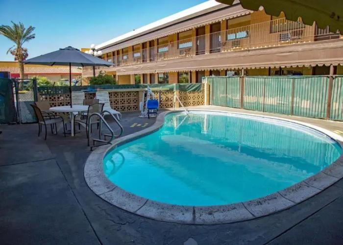 Townhouse Inn & Suites