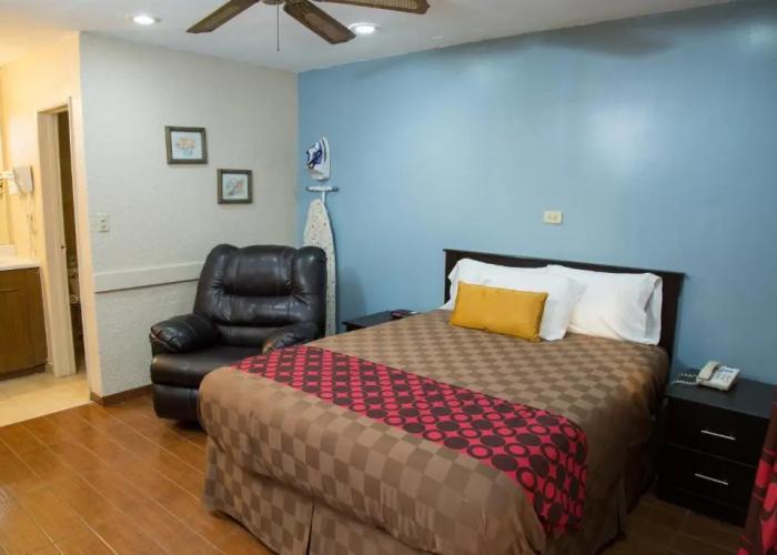 Townhouse Inn & Suites