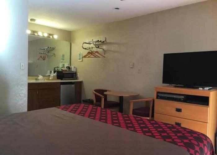 Townhouse Inn & Suites