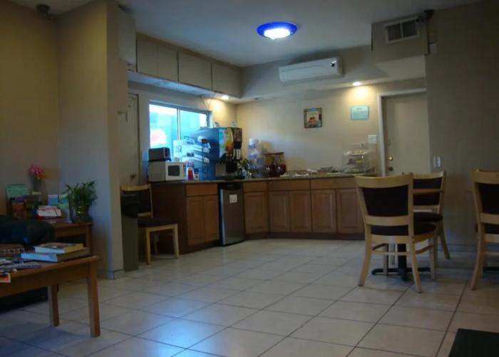 Townhouse Inn & Suites