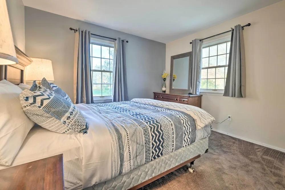 Granger 'hedge House' w/ Sunroom & Yard Games