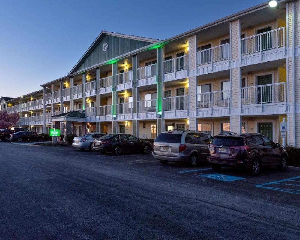 HomeTowne Studios by Red Roof Philadelphia - Maple Shade, NJ