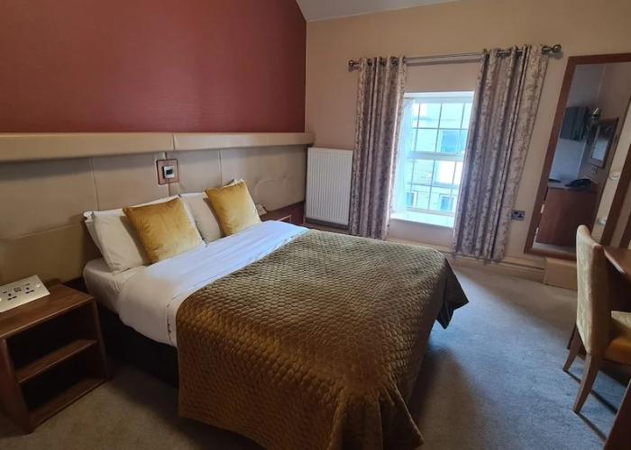 Farnham Arms Hotel
