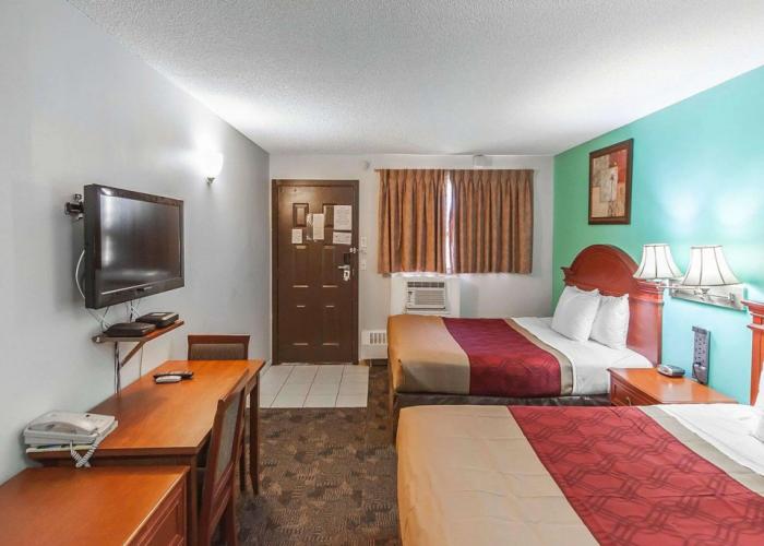 Econo Lodge Inn & Suites
