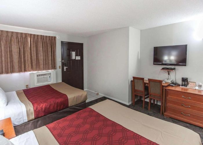 Econo Lodge Inn & Suites